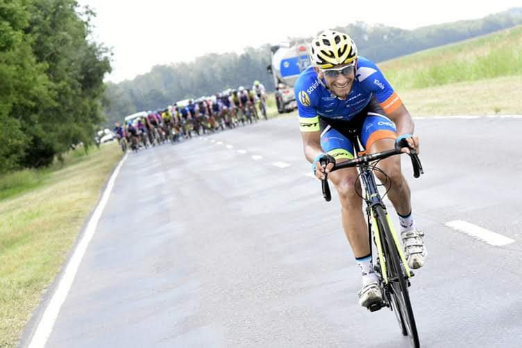Vitor Gustavo em ataque de pelotão durante prova de ciclismo de estrada