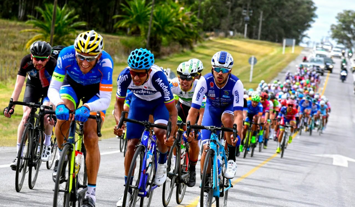 Pelotão de ciclistas durante prova de estrada