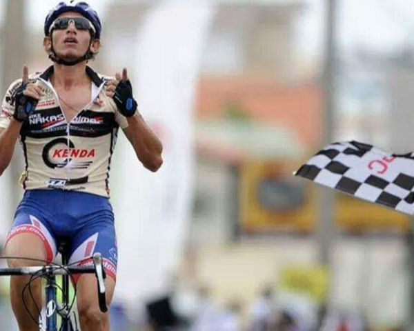 Vitor Gustavo vencendo prova de ciclismo na linha de chegada